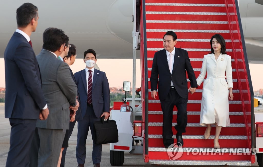 尹대통령, 마드리드 도착…김여사, 기내서 언론에 첫 인사