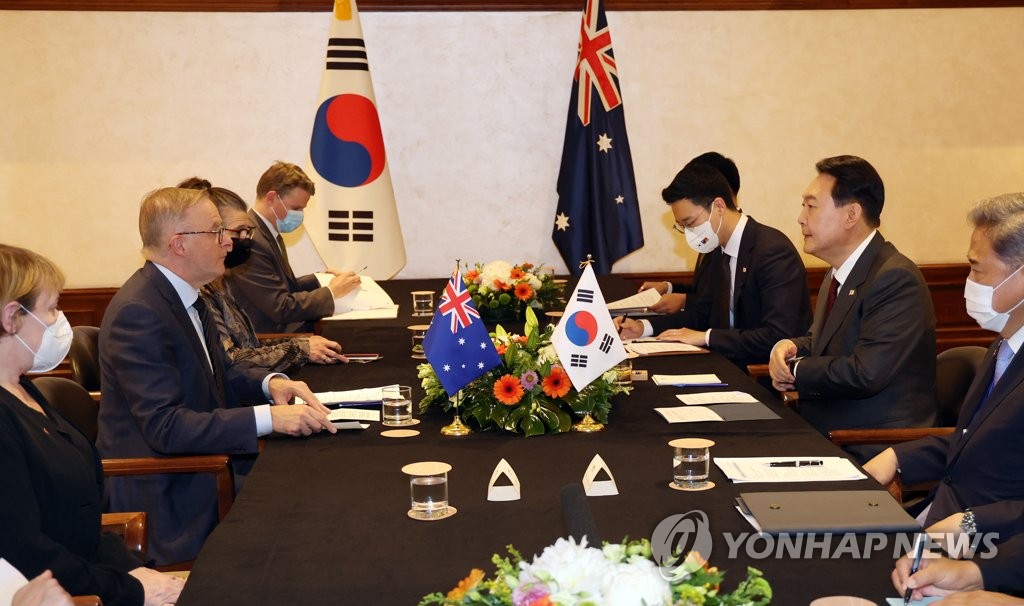 South Korean President Yoon Suk-yeol (2nd from R) holds talks with Australian Prime Minister Anthony Albanese (2nd from L) as they meet on the sidelines of the North Atlantic Treaty Organization summit in Madrid on June 28, 2022. (Yonhap)