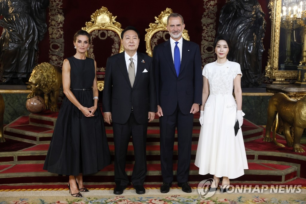 El presidente surcoreano, Yoon Suk-yeol (segundo por la izda.), y la primera dama, Kim Keon-hee (primera por la dcha.), posan ante la cámara, el 28 de junio de 2022, junto al rey Felipe VI (segundo por la dcha.), y la reina Letizia de España, durante una cena de gala en el palacio real de Madrid. (EPA-Yonhap)
