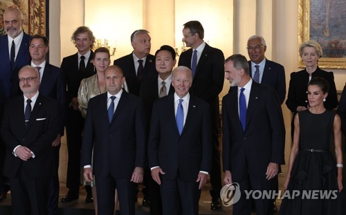 El presidente surcoreano, Yoon Suk-yeol (segunda fila, tercero por la izda.), posa para una foto grupal con líderes mundiales, durante una cena de gala, celebrada, el 28 de junio de 2022 (hora local), en el Palacio Real de Madrid, en la capital española.
