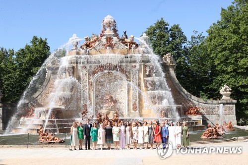 This photo, provided by the office of the Spanish royal family, shows the spouses of world leaders, including South Korean first lady Kim Keon-hee (9th from R), visiting the Royal Palace of La Granja of San Ildefonso near Madrid on June 29, 2022. (PHOTO NOT FOR SALE) (Yonhap)