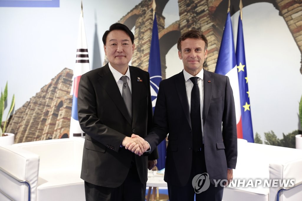 El presidente de Corea del Sur, Yoon Suk Yeol (izquierda), posa para una foto con el presidente de Francia, Emmanuel Macron, antes de sus conversaciones en el Centro de Convenciones IFEMA en Madrid al margen de una cumbre de la Organización del Tratado del Atlántico Norte, en esta foto de archivo tomada el 29 de junio de 2019. 2022. (Yonhap)