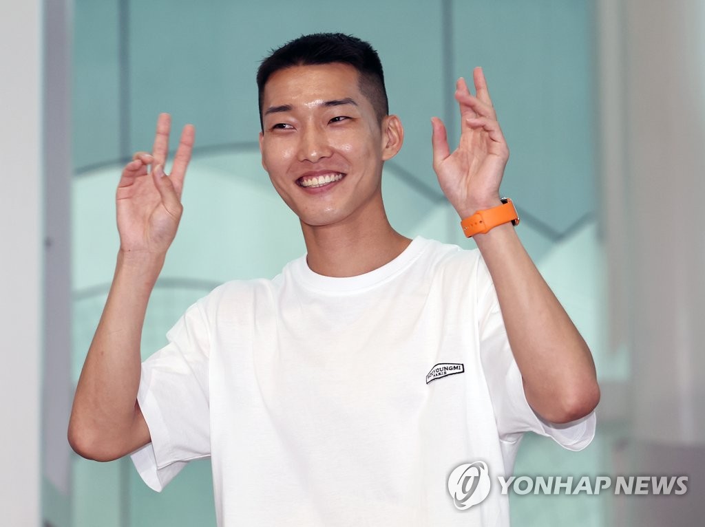 South Korean high jumper Woo Sang-hyeok poses for photos at Incheon International Airport in Incheon, just west of Seoul, on June 30, 2022, before departing for the United States for the World Athletics Championships. (Yonhap)