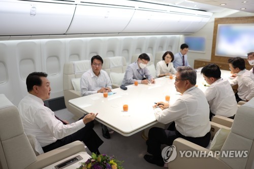 Yoon's in-flight meeting with aides