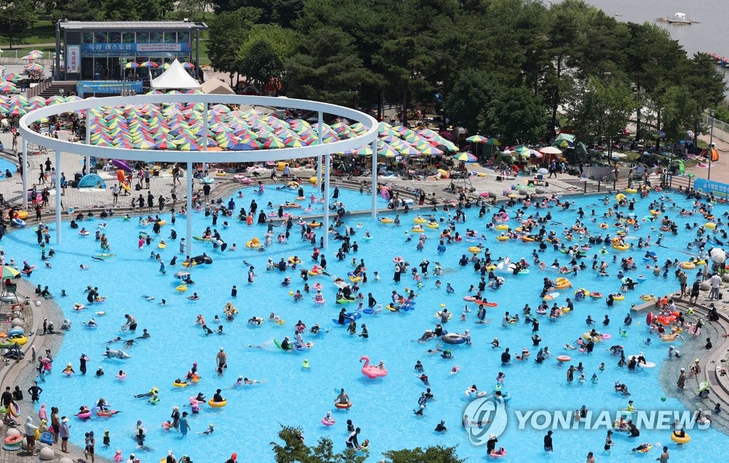 '더위야 비켜라'…시민들로 붐비는 뚝섬한강공원 수영장