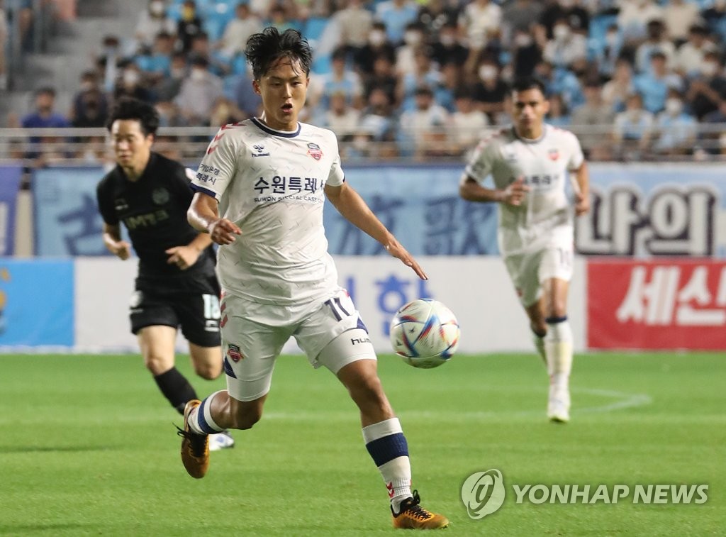 In this file photo from July 3, 2022, Lee Seung-woo of Suwon FC dribbles the ball against Daegu FC during the clubs' K League 1 match at DGB Daegu Bank Park in Daegu, 290 kilometers southeast of Seoul. (Yonhap)