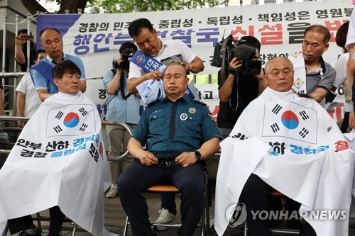 "행안부 경찰국, 정권 입김 우려"…일선 경찰들 삭발 시위