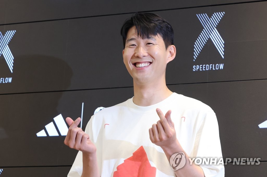 Le footballeur sud-coréen Son Heung-min pose pour une séance photos durant un événement le lundi 4 juillet 2022 au Adidas Brand Center à Mapo dans l'ouest de Séoul. 