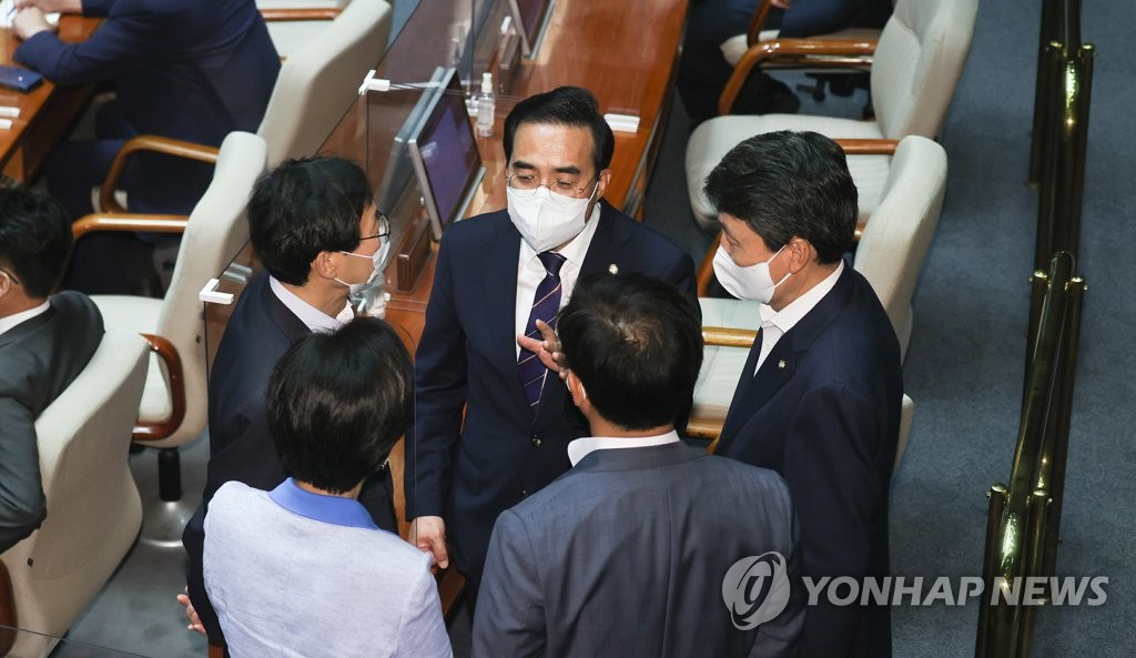 의원들과 대화하는 박홍근