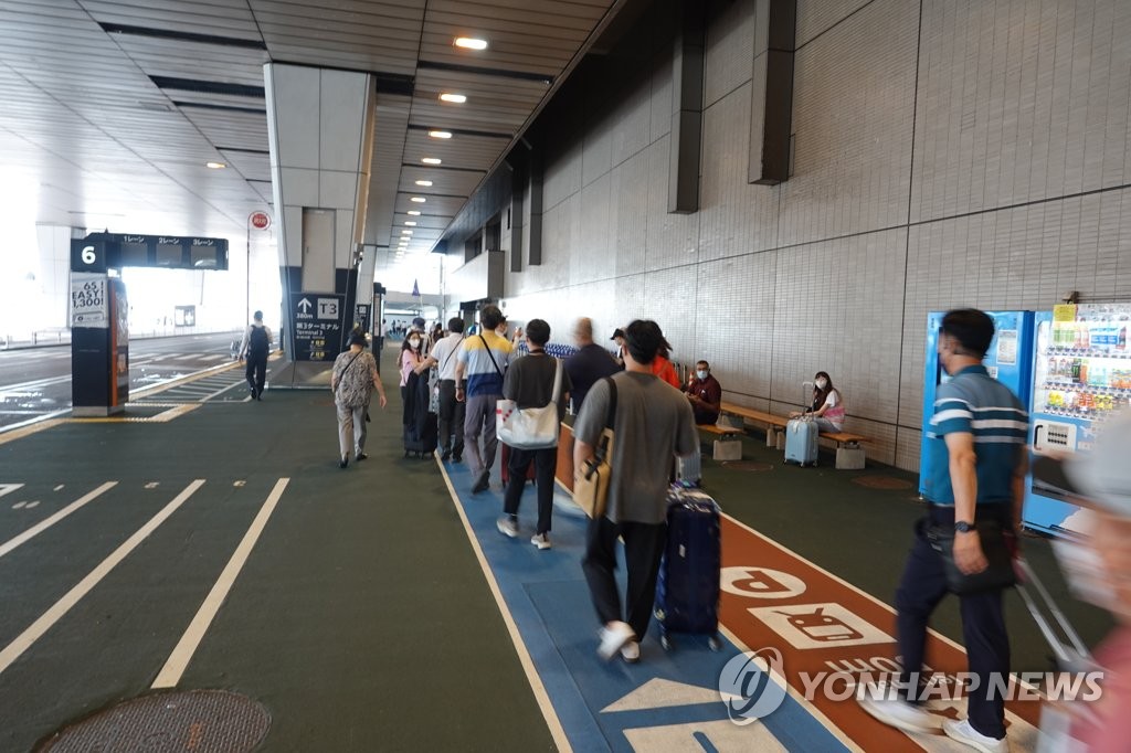 일본 나리타 공항 내에서 이동하는 한국인 첫 단체 관광객 연합뉴스