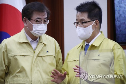 지난 2021년 2월 당시 서훈 청와대 국가안보실장(왼쪽)과 박지원 국가정보원장이 서울 세종로 정부서울청사에서 열린 중앙통합방위회의에 참석해 대화하고 있다. [연합뉴스 자료사진]