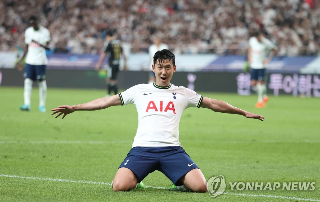 Son Heung-min de Tottenham Hotspur célèbre son but contre l'équipe K League lors du match d'exhibition des équipes au Seoul World Cup Stadium, le 13 juillet 2022.