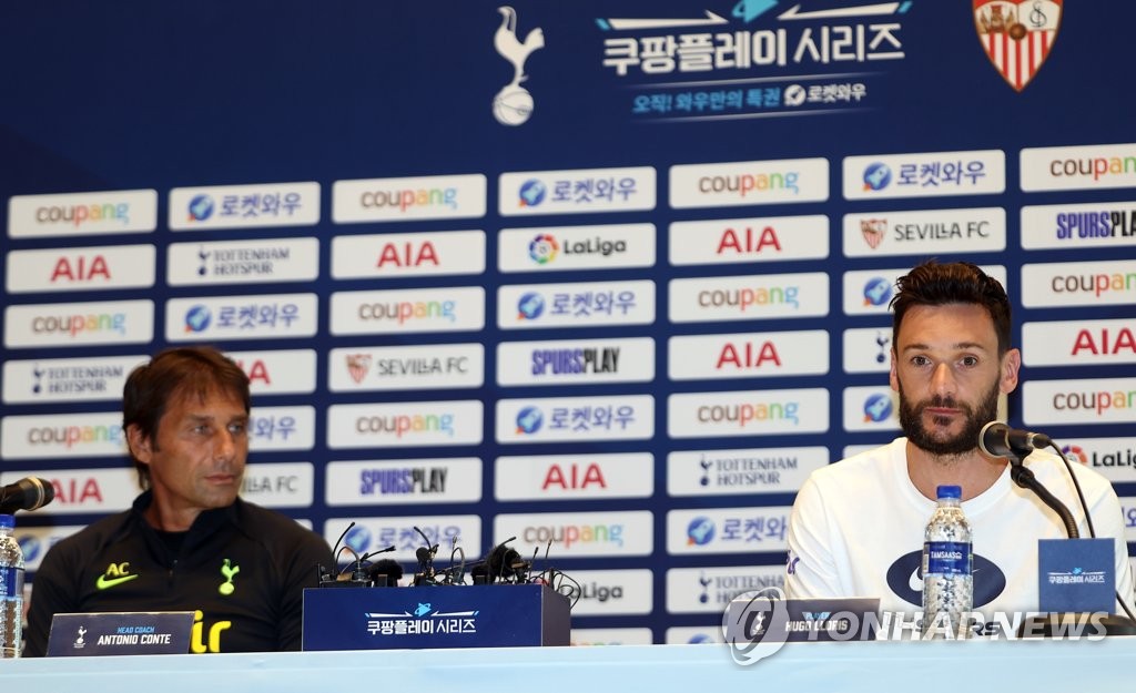 Tottenham Hotspur head coach Antonio Conte (L) and goalkeeper Hugo Lloris attend a press conference in Seoul on July 15, 2022, the eve of their preseason match against Sevilla FC. (Yonhap)