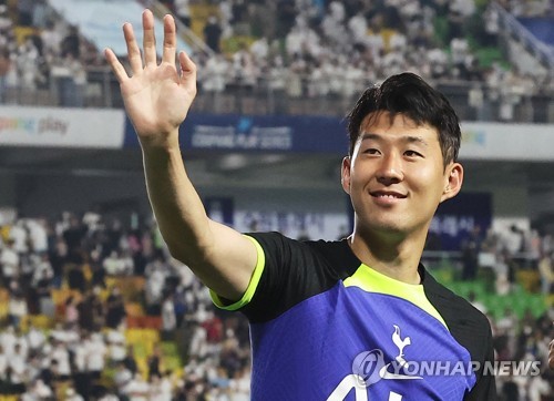 Son Heung-min of Tottenham Hotspur salutes the crowd at Suwon World Cup Stadium in Suwon, Gyeonggi Province, on July 16, 2022, on his way out of a preseason match against Sevilla FC. (Yonhap)