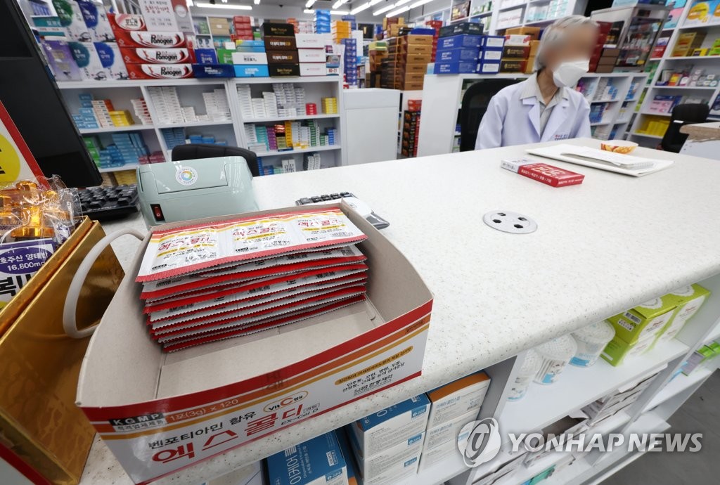 A box of cold medicine is half empty at a pharmacy in Seoul on July 17, 2022, amid the spread of the omicron subvariant BA.5. (Yonhap)