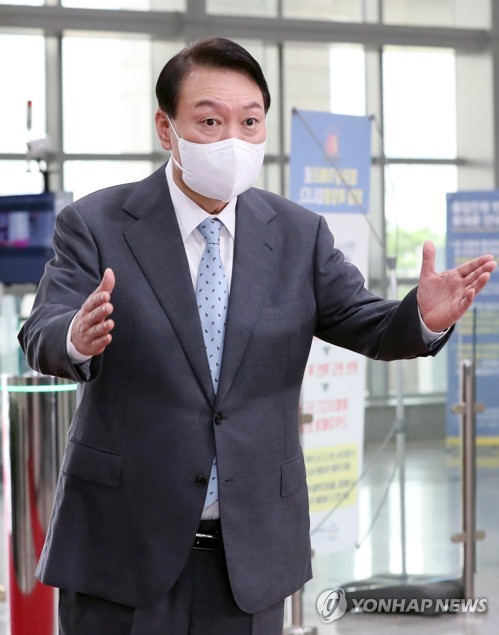 President Yoon Suk-yeol responds to questions from reporters as he arrives for work at the presidential office in Seoul on July 20, 2022. (Pool photo) (Yonhap)