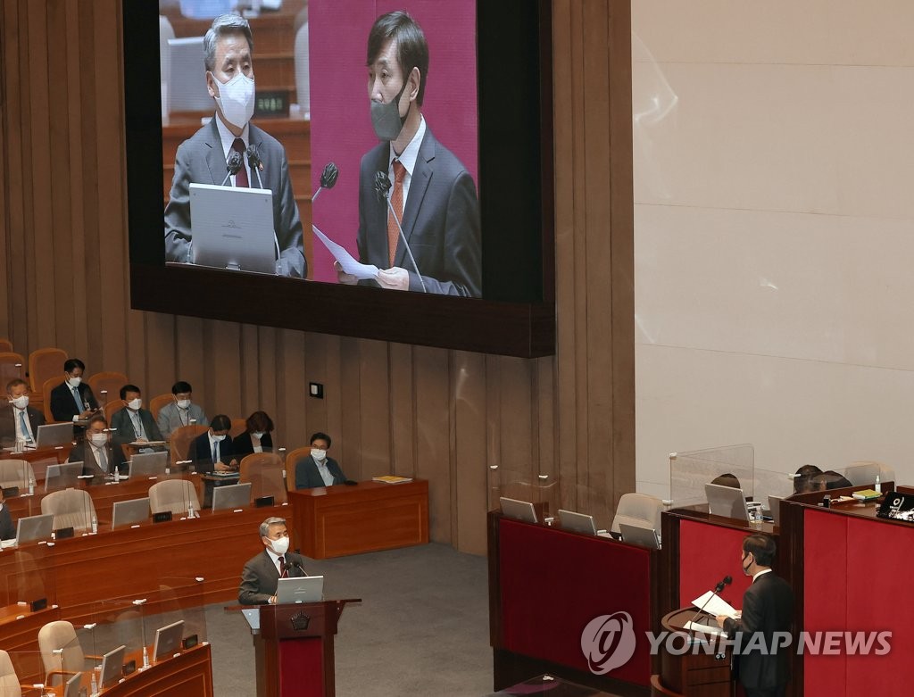 이종섭 국방부 장관에게 질문하는 하태경 의원