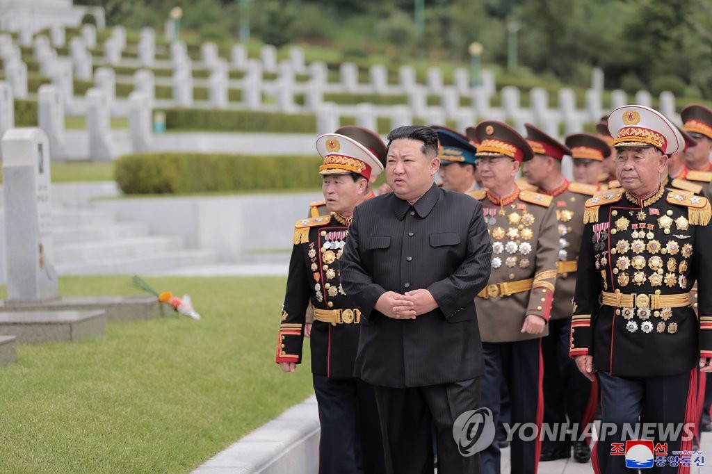 North Korean leader Kim Jong-un (C) visits the Fatherland Liberation War Martyrs Cemetery in Pyongyang on July 27, 2022, to pay tribute to the North's soldiers killed in the 1950-53 Korean War and buried there as the North marked the 69th anniversary of the Korean War armistice that fell on the same day, in this photo released by the North's Korean Central News Agency. North Korea refers to the three-year conflict as the great Fatherland Liberation War. (For Use Only in the Republic of Korea. No Redistribution) (Yonhap)