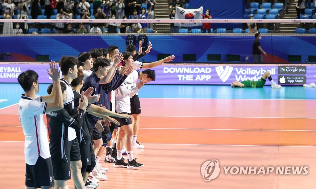 팬들에게 인사하는 한국 남자 배구 대표팀