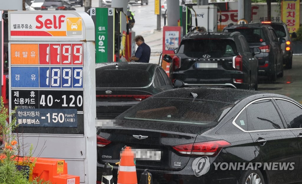 La foto, tomada el 31 de julio de 2022, muestra un letrero con información sobre los precios de la gasolina y el diésel, en una gasolinera, en Seúl. 
