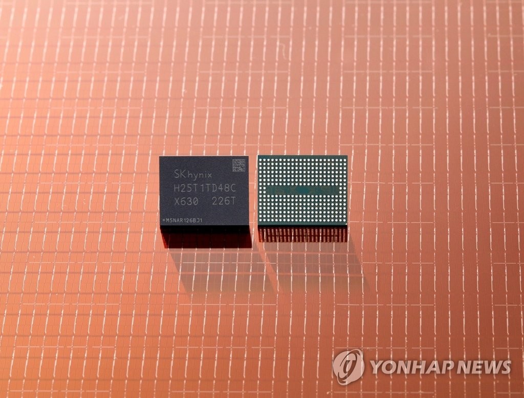 This file photo, provided by SK hynix Inc. on Aug. 3, 2022, shows the industry's highest 238-layer 512-gigabyte four-dimensional NAND flash memory chip, developed by the world's second-largest South Korean memory chip maker. (PHOTO NOT FOR SALE) (Yonhap)