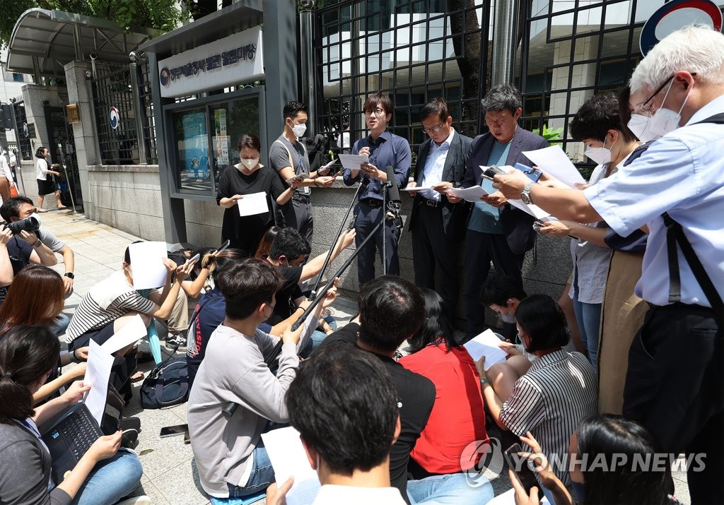 今月３日、ソウルの外交部庁舎前で記者会見を行う被害者支援団体の関係者＝（聯合ニュース）