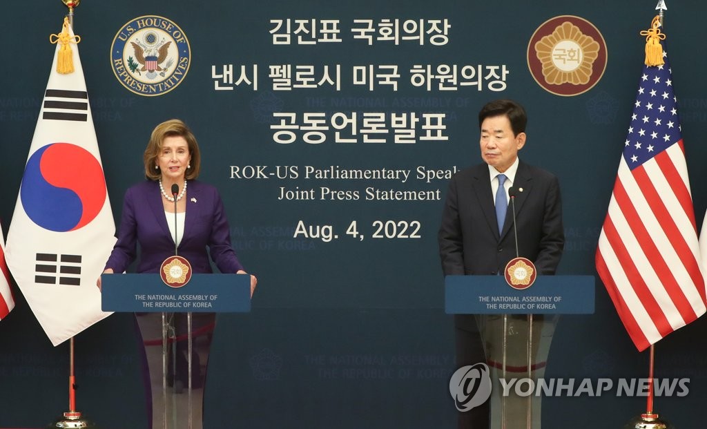 Le président de l'Assemblée nationale Kim Jin-pyo (à dr.) et la présidente de la Chambre des représentants des Etats-Unis, Nancy Pelosi, donnent le jeudi 4 août 2022 une conférence de presse conjointe après leur réunion à l'Assemblée nationale à Séoul.