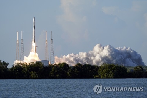 This AP photo shows a SpaceX Falcon 9 rocket carrying Danuri, South Korea's first lunar orbiter, lifting off from Cape Canaveral Space Force Station in the U.S. state of Florida on Aug. 4, 2022. (Yonhap)