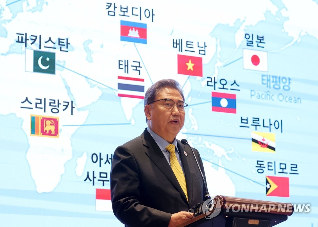 El Ministro de Asuntos Exteriores surcoreano, Park Jin, habla durante una sesión informativa sobre su asistencia a la Cumbre de Asia Oriental y el Foro Regional de la Asociación de Naciones del Sudeste Asiático, celebrados, el 5 de agosto de 2022, en Nom Pen, Camboya.