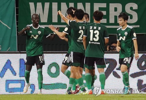 '바로우 동점 골' 전북, 울산과 1-1 무승부…승점 6 차이 유지(종합)
