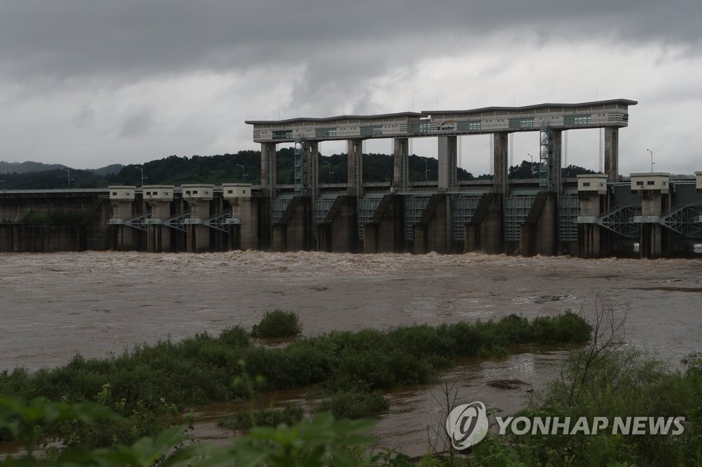 Water is discharged from Gunnam Dam in the northern county of Yeoncheon on Aug. 8, 2022. (Yonhap)