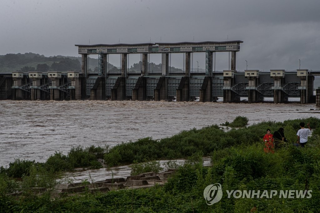 Esta foto de archivo del 8 de agosto de 2022 muestra el agua que sale de una represa en la ciudad fronteriza de Yeoncheon, provincia de Gyeonggi.  (Yonhap)