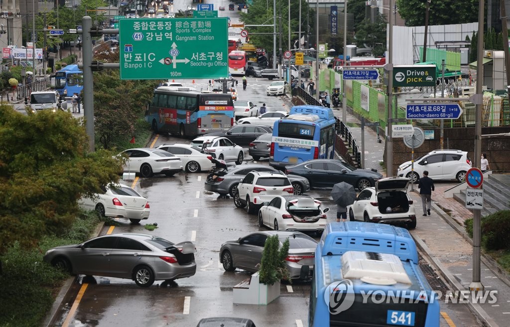 '폭우가 삼켰던 차량'…아수라장으로 변한 도로