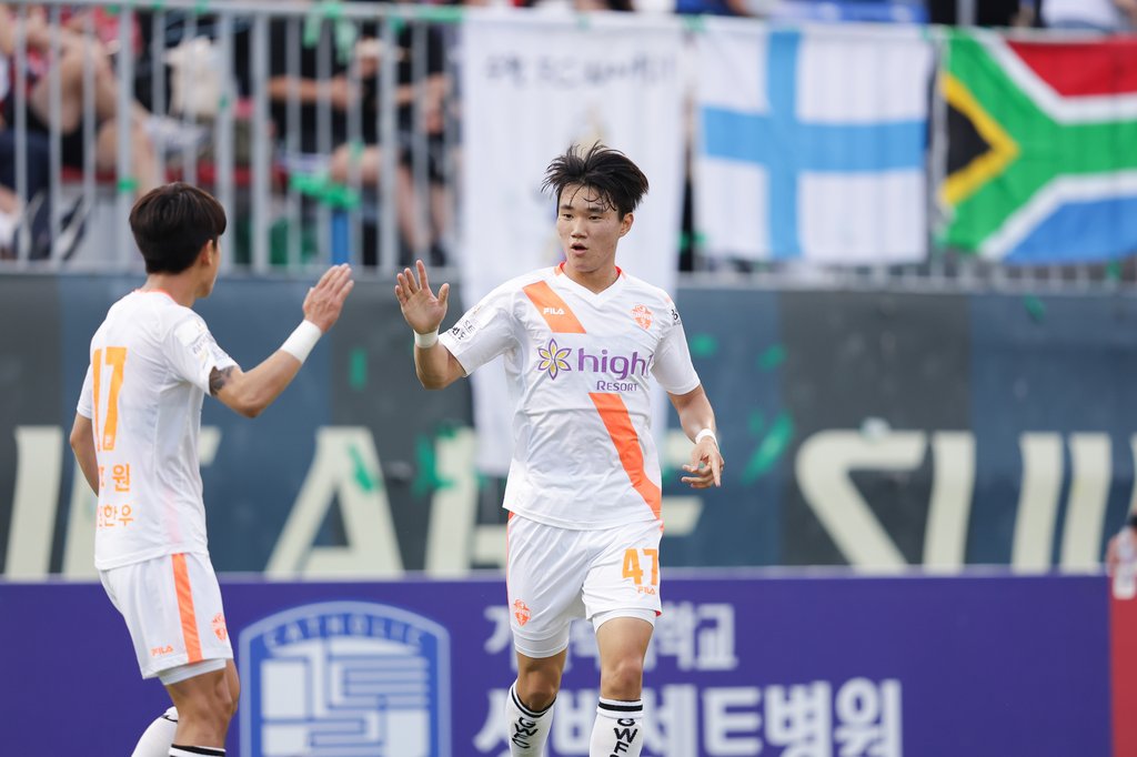 This Aug. 9, 2022, file photo provided by the Korea Professional Football League shows Gangwon FC midfielder Yang Hyun-jun (R). (PHOTO NOT FOR SALE) (Yonhap)