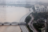 記録的大雨でソウルの交通まひ　住宅浸水で死者も