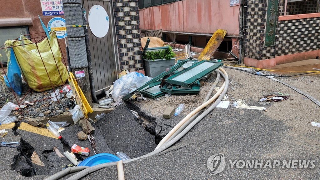 Une maison en demi-sous-sol, le 9 août 2022, dans le quartier de Gwanak à Séoul, où les inondations ont tué trois membres d'une famille la veille.