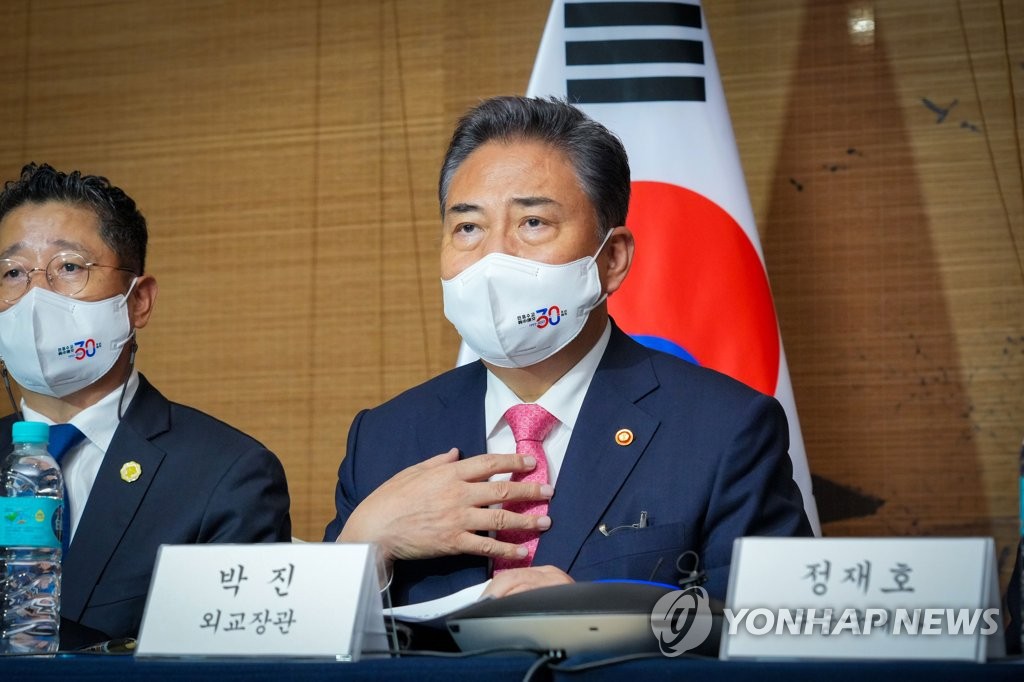 South Korean Foreign Minister Park Jin speaks at a virtual meeting with Korean residents and businesspeople in China during his visit to the eastern Chinese city of Qingdao on Aug. 9, 2022, in this photo provided by his office. (PHOTO NOT FOR SALE) (Yonhap)