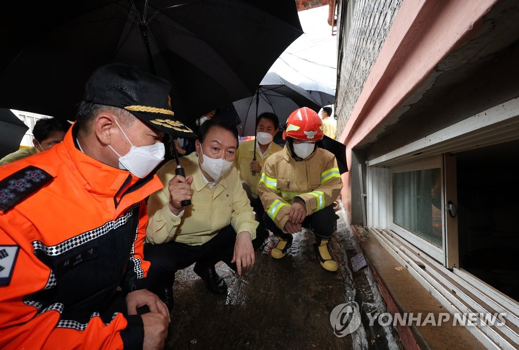 Yoon inspecciona un sitio afectado por las lluvias