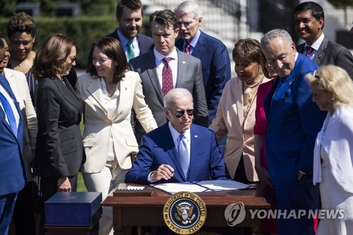 반도체 산업육성법 서명하는 바이든