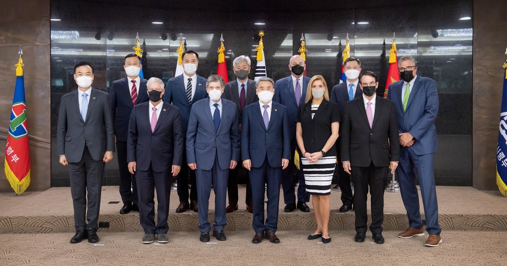 South Korean Defense Minister Lee Jong-sup (C, front row) and a visiting group of U.S. experts and a congresswoman pose for a photo at the defense ministry in Seoul on Aug. 10, 2022, in this photo released by the ministry. (PHOTO NOT FOR SALE) (Yonhap)