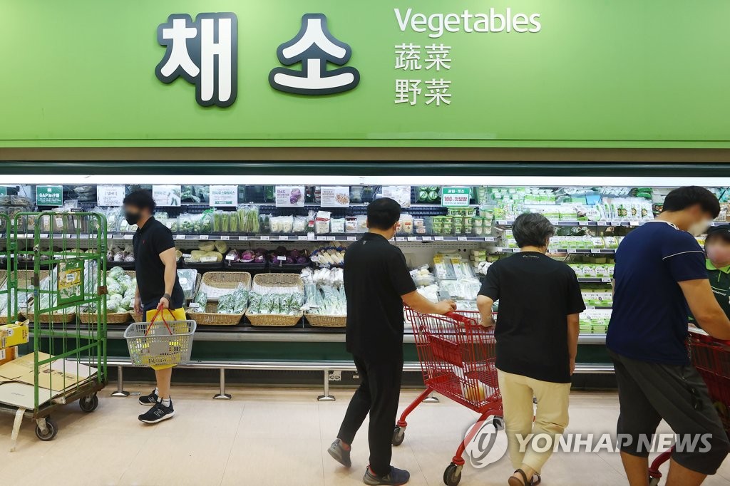 Citizens shop for groceries at a discount store chain in Seoul on Aug. 10, 2022. (Yonhap)