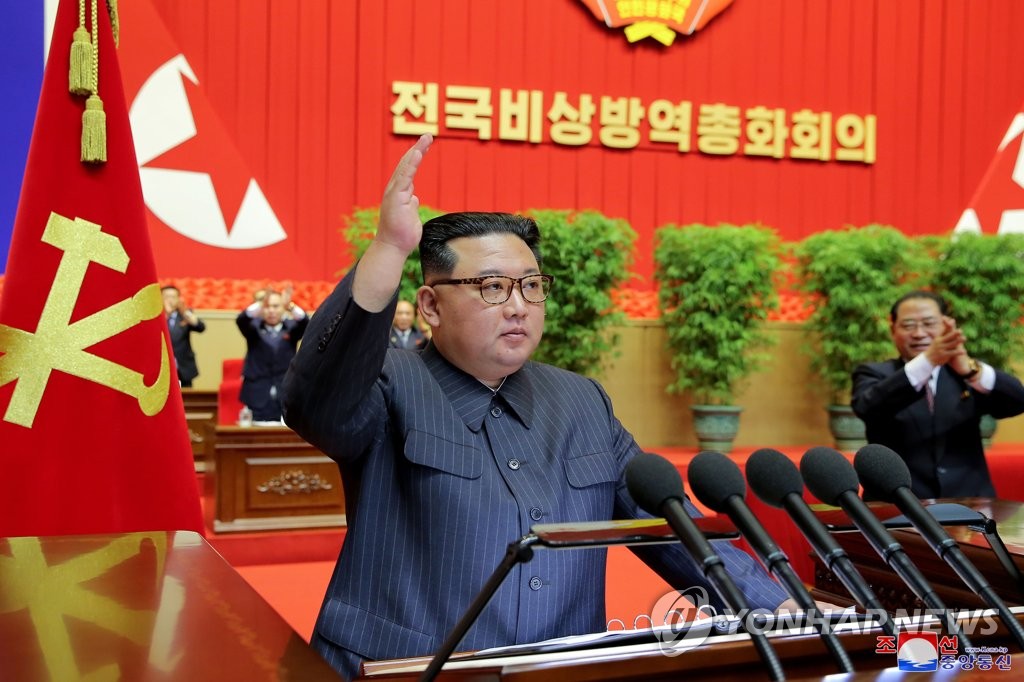 北 김정은 "코로나 방역전 승리 선포…정상방역 체계로"