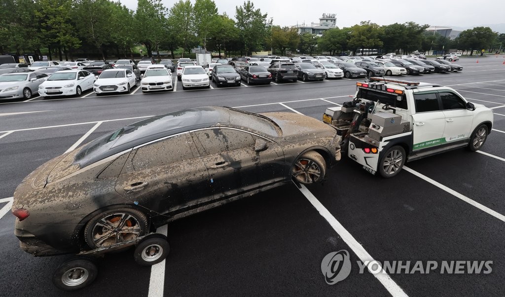 Des voitures inondées suite aux récentes fortes pluies sont garées le jeudi 11 août dans un parking au Seoul Grand Park à Gwacheon.
