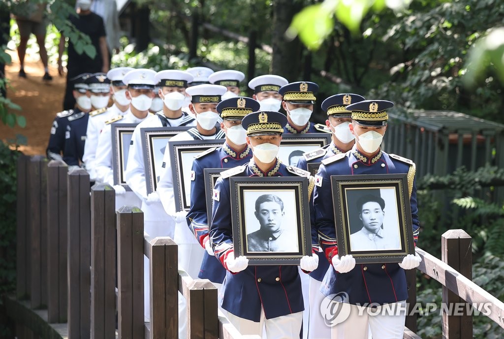 '영현 봉송'…국립묘지로 이장되는 수유리 광복군 선열 17위