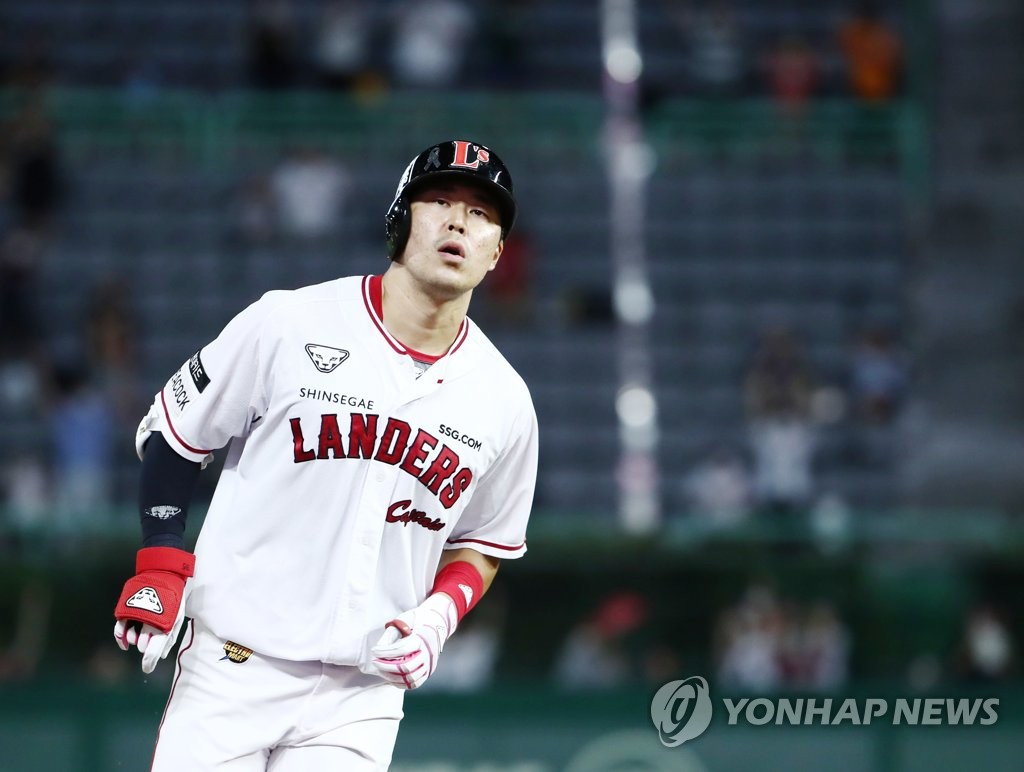 Han Yoo-seom of the SSG Landers rounds the bases after hitting a solo home run against the KT Wiz during the bottom of the eighth inning of a Korea Baseball Organization regular season game at Incheon SSG Landers Field in Incheon, 30 kilometers west of Seoul, on Aug. 11, 2022. (Yonhap)