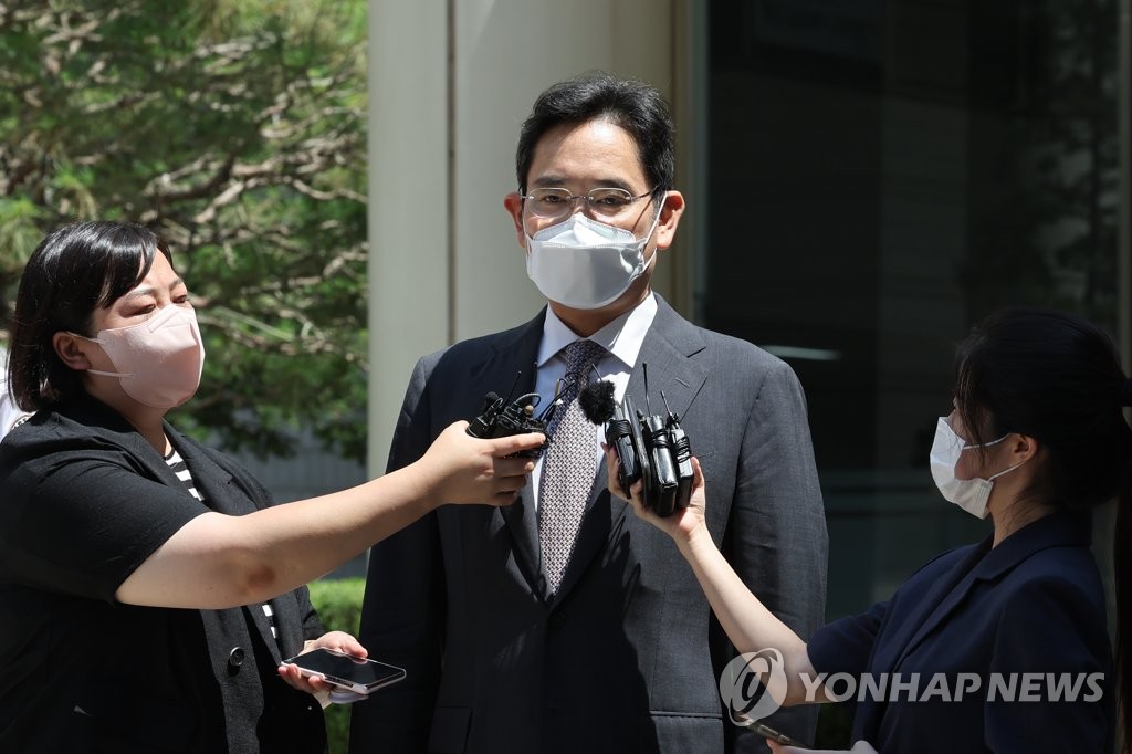 Samsung Electronics Vice Chairman Lee Jae-yong speaks to reporters in front of the Seoul Central District Court on Aug. 12, 2022, following the government's announcement of a presidential pardon for him.