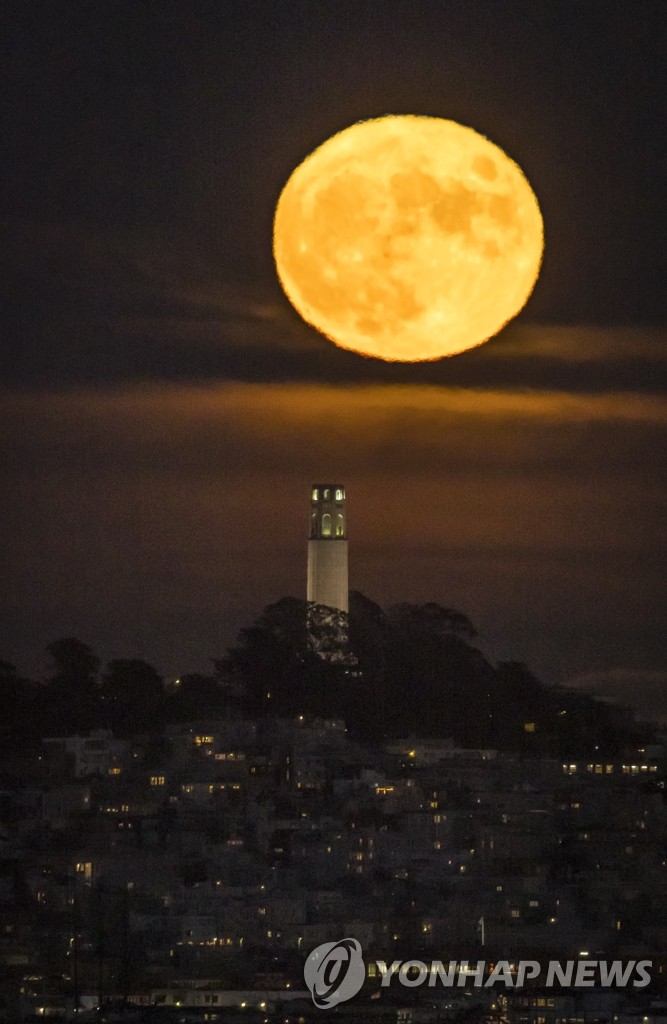 샌프란시스코에 떠오른 8월의 슈퍼문 '철갑상어의 달'