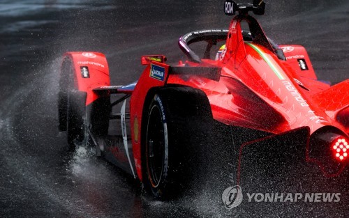 '빗물 튀는 우중 레이스′…포뮬러E 월드챔피언십 서울 E-프리