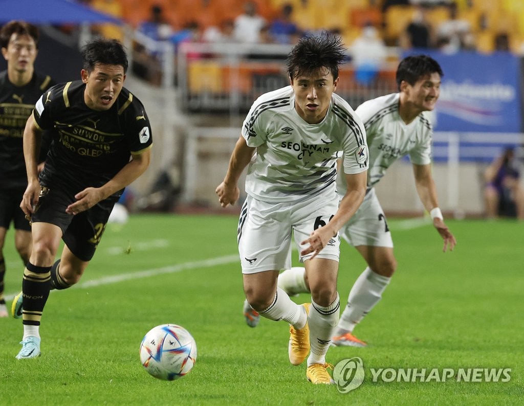 In this file photo from Aug. 14, 2022, Park Soo-il of Seongnam FC (R) dribbles the ball against Suwon Samsung Bluewings during the clubs' K League 1 match at Suwon World Cup Stadium in Suwon, 35 kilometers south of Seoul. (Yonhap)