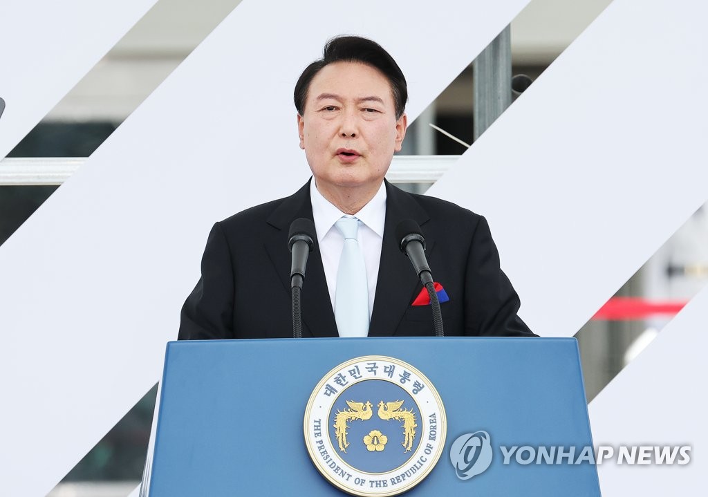 El presidente surcoreano, Yoon Suk-yeol, pronuncia un discurso, el 15 de agosto de 2022, durante un evento para conmemorar el 77° Día de la Liberación Nacional del dominio colonial japonés sobre la península coreana, en la Oficina Presidencial de Yongsan, en Seúl.